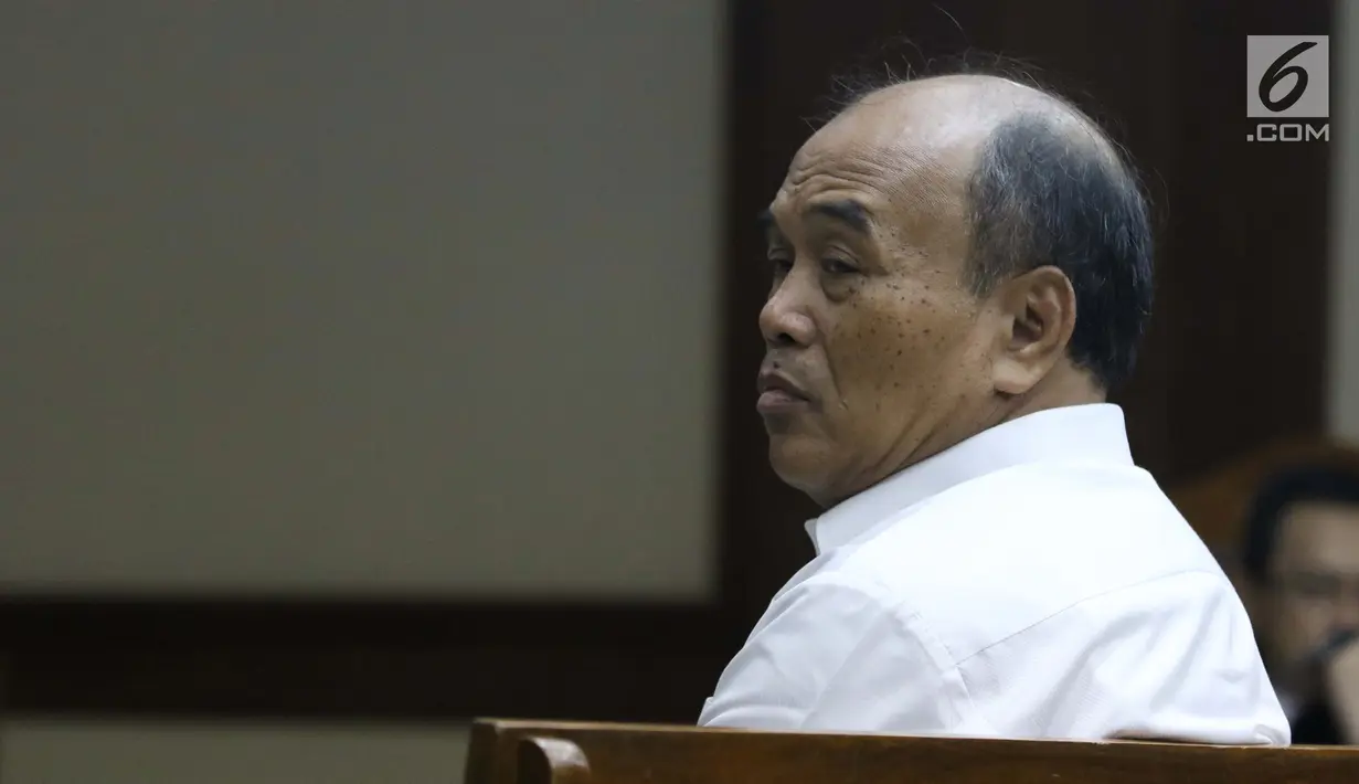 Mantan Direktur Utama PT Asuransi Jasa Indonesia, Budi Tjahjono saat menjalani sidang pembacaan tuntutan di Pengadilan Tipikor, Jakarta, Rabu (13/3). Budi Tjahjono dituntut 9 tahun penjara dan denda Rp 600 juta. (Liputan6.com/Helmi Fithriansyah)