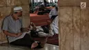 Jemaah membaca kitab suci Alquran usai salat di Masjid Istiqlal, Jakarta, Selasa (7/5/2019). Di antara amal kebajikan yang sangat dianjurkan dilakukan pada bulan suci Ramadan adalah tadarus Alquran. (Liputan6.com/Faizal Fanani)