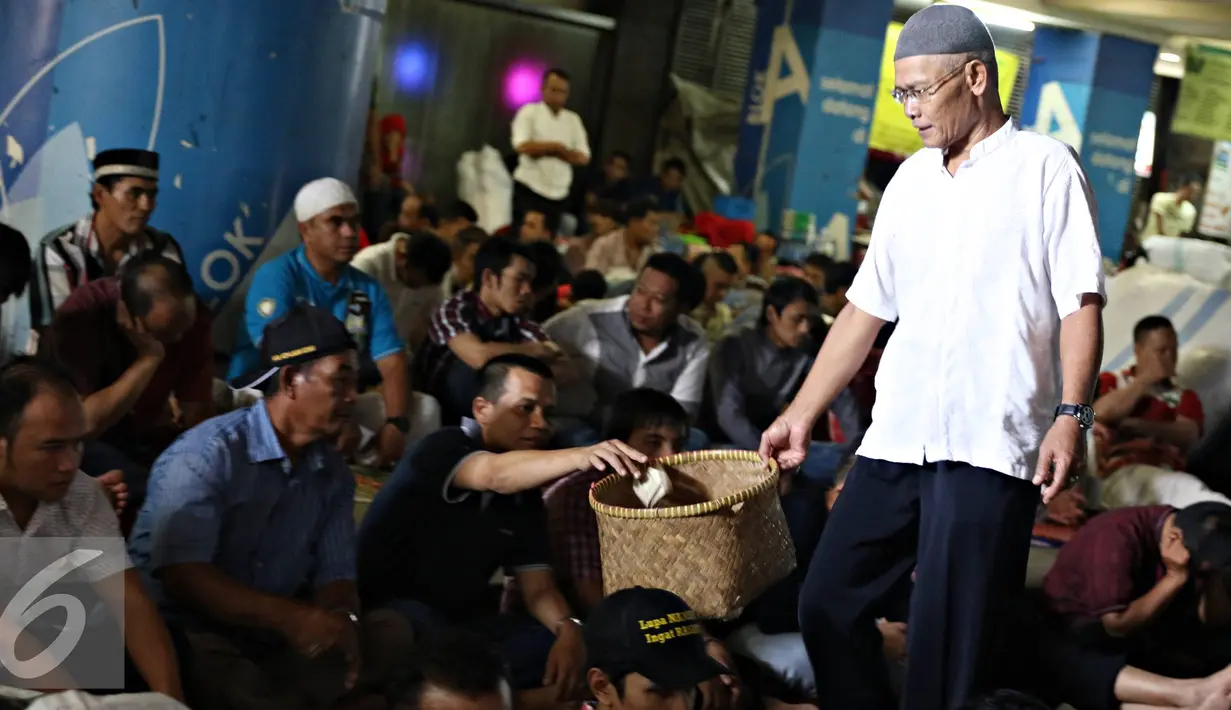 Pedagang  sebelum melaksanakan Salat Jumat di Pasar Tanah Abang, Jakarta, (10/6). Salat Jumat pertama di bulan Ramadan berlangsung khidmat di pasar tersebut, meskipun dilaksanakan di tempat seadanya. (Liputan6.com/Immanuel Antonius)