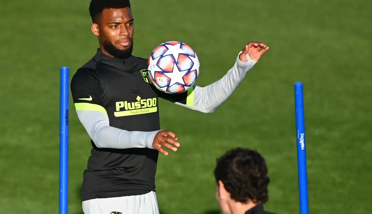Gelandang Atletico Madrid, Thomas Lemar mengontrol bola saat mengikuti latihan tim di Majadahonda, pinggiran Madrid, Spanyol, Senin (26/10/2020). Atletico Madrid akan bertanding melawan Salzburg pada grup A Liga Champions. (AFP/Gabriel Bouys)