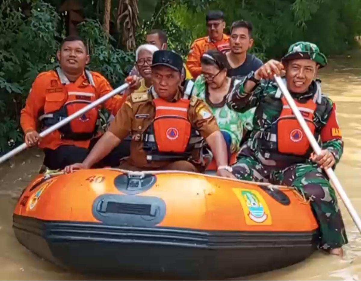 Prajurit TNI Kodim 0507 evakuasi warga terjebak banjir di Bekasi