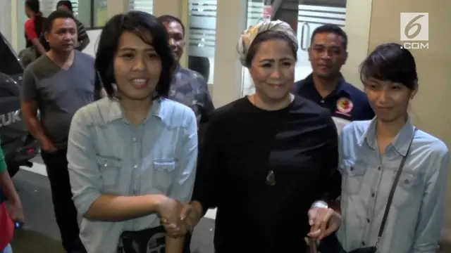 Joice Joice Warouw pelaku penamparan terhadap Elizabeth Wehantouw mendatangi Mapolresta Manado