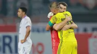 Laga antara tuan rumah Persija Jakarta kontra tamunya Persita Tangerang di Stadion Patriot Candrabhaga, Rabu (25/8/2022) malam WIB nyaris saja berakhir imbang tanpa gol. Hingga akhirnya Persija memperoleh durian runtuh di injury babak kedua saat mendapatkan hadiah penalti usai Alfriyanto Nico dijatuhkan Nelson Alom di dalam kotak penalti. Eksekusi Abdulla Yusuf Helal pun berjalan mulus dan memastikan Macan Kemayoran menang 1-0 yang menjadi kemenangan ketiganya musim ini. Berikut Ekspresi kemenangan para pemain serta tim ofisial Persija dalam laga tersebut. (Bola.com/M Iqbal Ichsan)