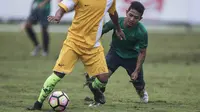 Gelandang Timnas Indonesia U-22, Gian Zola, berusaha merebut bola saat melawan PS Badung pada laga uji coba di Stadion I Wayan Dipta Gianyar, Bali, Jumat (28/7/2017). Timnas menang 6-1 atas PS Badung. (Bola.com/Vitalis Yogi Trisna)