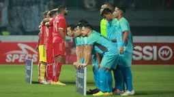 Penghormatan Persija berupa pemakaian jersey bernama Ismed Sofyan beserta nomor punggungnya 14 oleh starting eleven mereka. (Bola.com/Bagaskara Lazuardi)