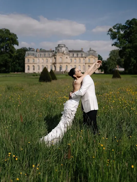 Sementara Al Ghazali kenakan jas putih dan celana hitam sembari memeluk erat Alyssa Daguise [@alyssadaguise]