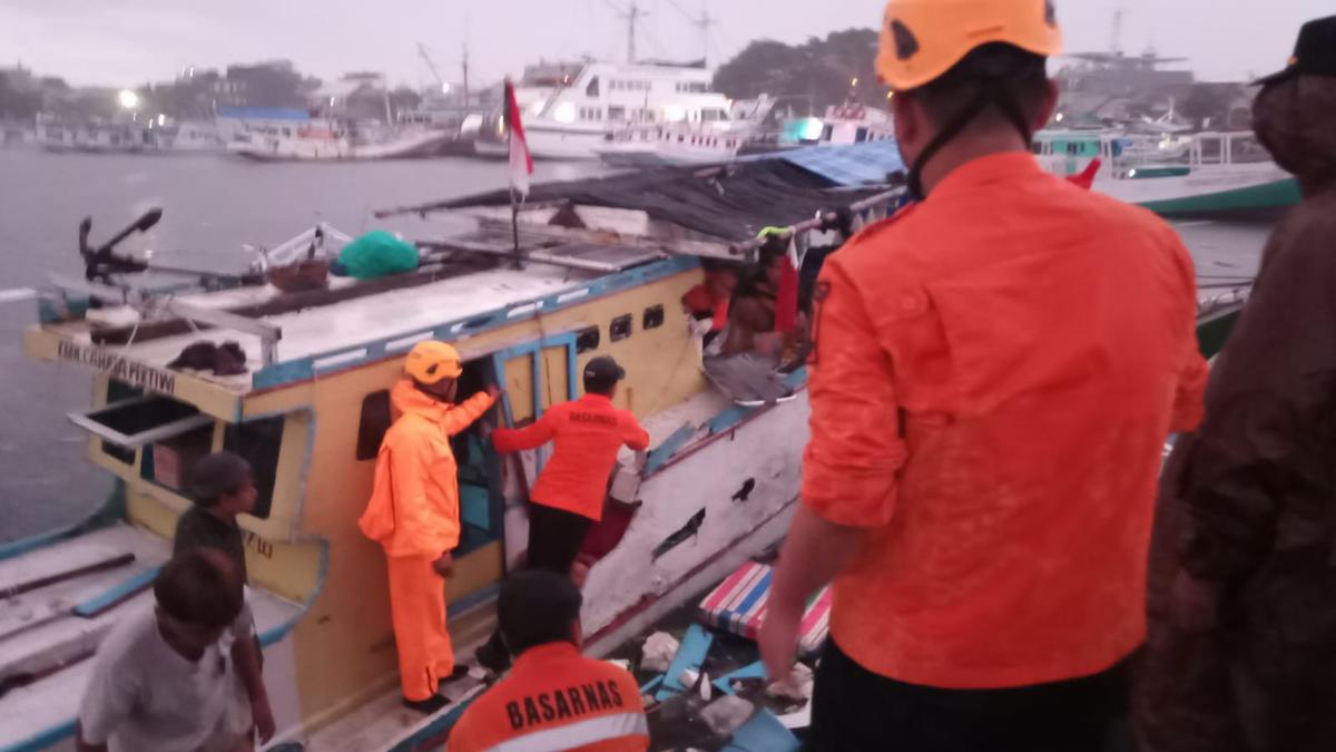 Mesin Kapal Meledak Picu Kebakaran di Pelabuhan Paotere Makassar, 9 Orang Luka-Luka