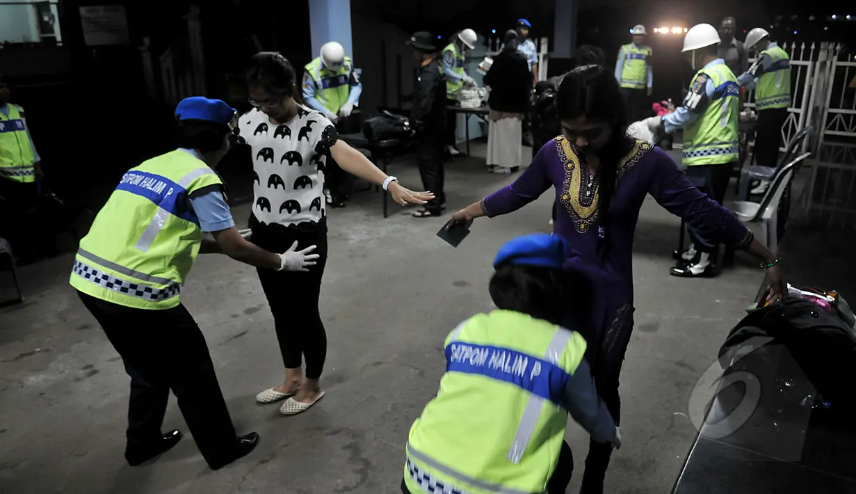 Petugas melakukan pemeriksaan terhadap sejumlah WNI yang selamat dari gempa Nepal, saat tiba di Lanud Halim Perdana Kusuma, Jakarta, Rabu (6/5). 26 WNI beserta relawan dan tim evakuasi tiba dengan pesawat Boeing 737-400. (Liputan6.com/Johan Tallo)