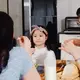 Setelah anak melakukan kesalahan, ajak ia untuk berbicara dengan lembut untuk membantunya dalam mengenali perasaan bersalahnya. [Dok/freepik.com/tirachardz]