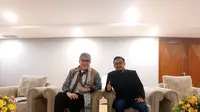 Musa Widyatmodjo (kanan) dan Sudiar (kiri) selaku kepala cabang Charisma melakukan kerja sama untuk memajukan dunia fesyen Indonesia (Liputan6.com/Priskila Graceana)