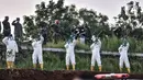 Petugas mengenakan alat pelindung diri (APD) dan baju hazmat saat proses pemakaman pasien Covid-19 di TPU Pondok Ranggon, Jakarta, Kamis (24/9/2020). Jumlah kumulatif kasus Covid-19 di Indonesia mencapai 262.022 orang per Kamis (24/9) dengan 10.105 jiwa meninggal dunia. (merdeka.com/Iqbal Nugroho)