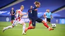 Penyerang Prancis, Antoine Griezmann, mengontrol bola saat menghadapi Kroasia pada laga UEFA Nations League di Stade de France, Prancis, Rabu (9/9/2020) dini hari WIB. Prancis menang 4-2 atas Kroasia. (AFP/Franck Fife)