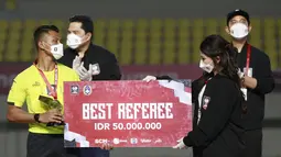 Wasit pertandingan final leg kedua Piala Menpora 2021, Agus Fauzan Arifin mendapatkan penghargaan Wasit Terbaik dan berhak atas uang tunai sebesar 50 juta Rupiah. (Foto: Bola.com/M. Iqbal Ichsan)