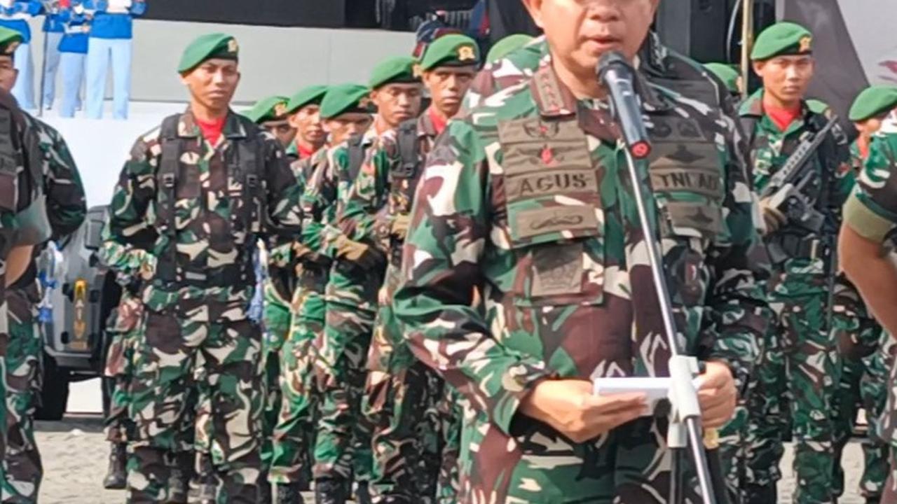 Panglima TNI Jenderal TNI Agus Subiyanto di Monumen Nasional (Monas), Jakarta.