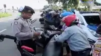 Razia kendaraan termasuk pengendaranya dilancarkan polisi di sejumlah daerah pascaledakan di Jalan Thamrin,