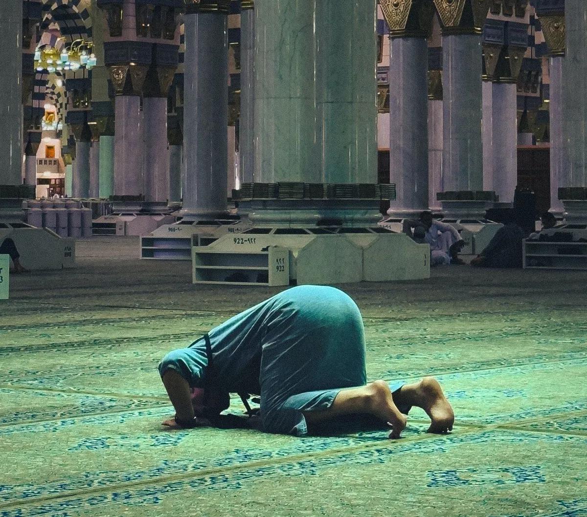 Sholat adalah kewajiban bagi umat muslim dan tidak bisa ditawar. Sholat wajib terdiri dari sholat fardhu yang terdiri dari subuh, zhuhur, ashar, magrib dan isya.&nbsp;