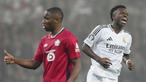 Pemain Real Madrid, Vinicius Junior, tampak kecewa setelah gagal mencetak gol ke gawang Lille pada laga Liga Champions di Stadion di Stadion Pierre Mauroy di Villeneuve-d'Ascq, Kamis (3/10/2024). (AP Photo/Thibault Camus)