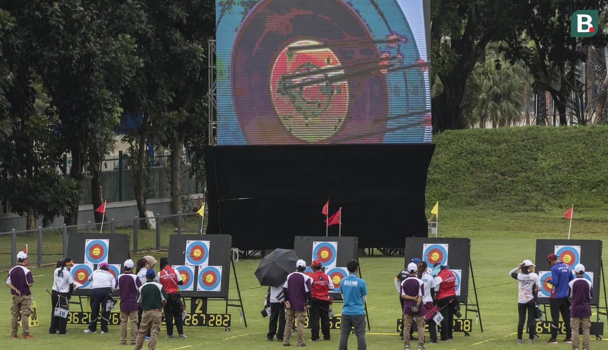 Petugas dan pepanah menghitung angka pada Invitation Tournament cabang panahan nomor compound di Lapangan Panahan Senayan, Jakarta, Sabtu (10/2/2018). Event ini merupakan pemanasan jelang Asian Games 2018. (Bola.com/Vitalis Yogi Trisna)