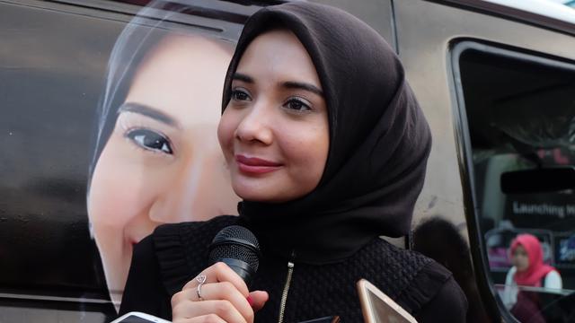  Zaskia  Sungkar Berjualan Kue Kekinian Keliling Kota Medan 