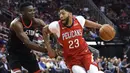 Pebasket Houston Rockets, Clint Capela, berusaha menghadang pebasket New Orleans Pelicans, Anthony Davis, pada laga NBA di Toyota Center, Minggu (25/3/2018). Rockets menang 114-91 atas Pelicans. (AP/Eric Christian Smith)