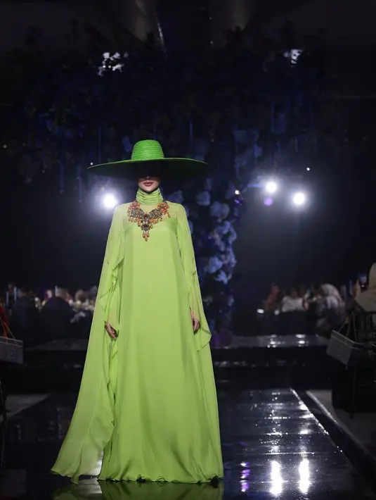 <p>Baju Lebaran model kaftan yang mencuri perhatian dengan warna hijau super-segar yang simple dan sophisticated dari koleksi Ivan Gunawan Foto: Instagram @ivan_gunawan</p>