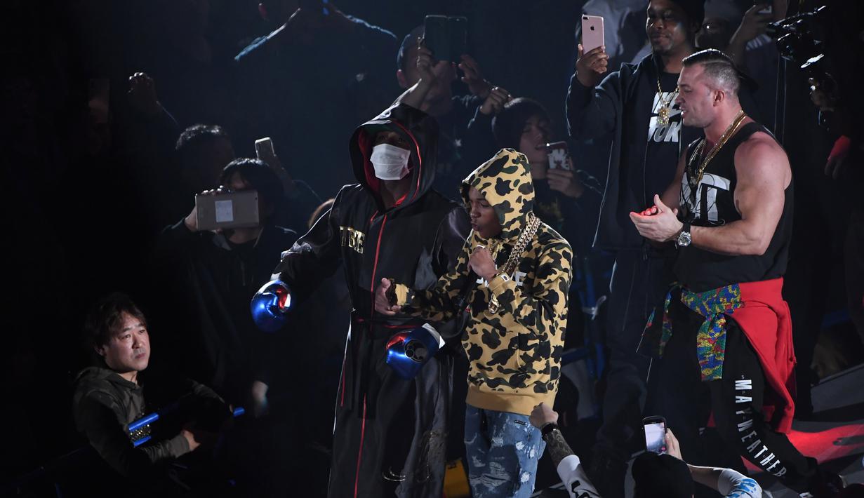 Petinju, Floyd Mayweather, bersiap melawan kickboxer, Tenshin Nasukawa, pada laga eksebisi di Saitama Super Arena, Saitama, Senin (31/1). Tanding dengan aturan tinju, Mayweather menang TKO di ronde pertama. (AFP/Toshifumi Kitamura)