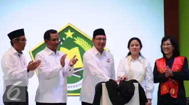 Menteri Agama, Lukman Hakim Saifuddin (tengah) bersama Menko PMK, Puan Maharani menekan tombol Deklarasi Gerakan Nasional Revolusi Mental Dimulai dari Pendidikan di Senayan, Jakarta, Selasa (15/12/2015). (Liputan6.com/Helmi Fithriansyah)