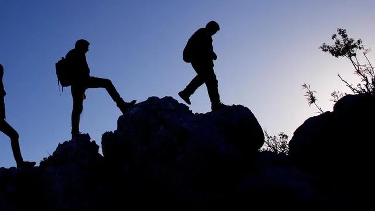 Sontak mereka bergegas menyelamatkan diri karena khawatir abu erupsi mengarah ke mereka.
