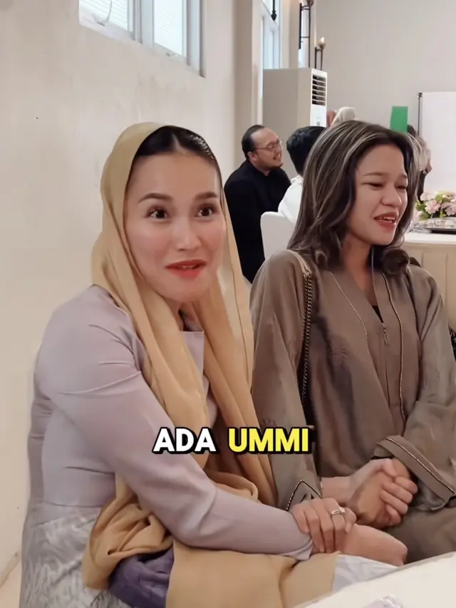 Ayu Ting Ting Dibalut saat Aqiqah Anak Kiky Saputri. [@ayutingting92]