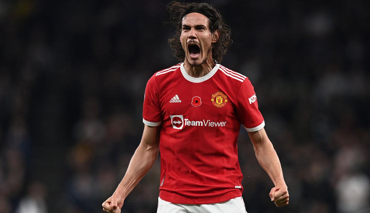 Edinson Cavani didatangkan ke Old Trafford pada musim 2020/2021. Sempat menjadi tulang punggung lini serang MU, Cavani mulai terpinggirkan setelah kedatangan Cristiano Ronaldo. Namun, penyerang 34 tahun itu juga beberapa kali sukses ketika menjadi opsi duet sang bintang. (AFP/Glyn Kirk)