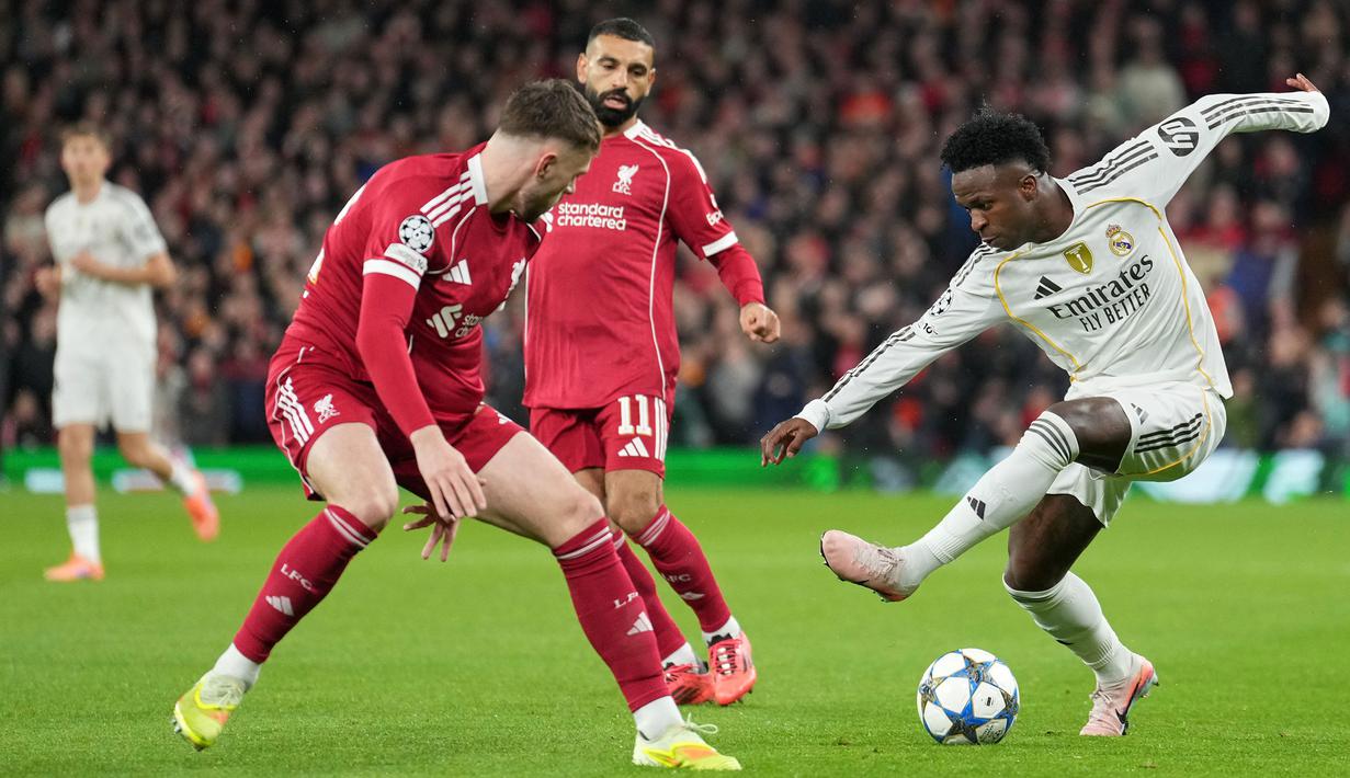 Pemain Liverpool, Conor Bradley (kiri) membayangi pergerakan pemain Real Madrid, Vinicius Jr dalam laga Liga Champions 2025/2026 di Anfield, Liverpool, Inggris, Selasa (04/11/2025) waktu setempat. (AP Photo/Jon Super)