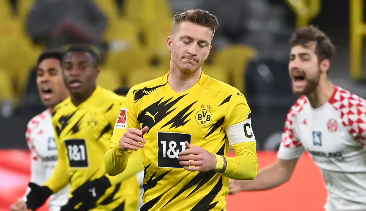 Marco Reus. Striker berusia 31 tahun asal Jerman ini bersinar terang saat memperkuat Borussia Dortmund. Tiga trofi Piala Super Jerman dan 1 trofi DFB Pokal sukses diraihnya. Selalu digagalkan Bayern Munich untuk merebut trofi juara liga domestik. (AFP/Ina Fassbender/Pool)