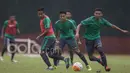 Striker Bhayangkara FC, Dendy Sulistyawan, berebut bola dengan gelandang Bhayangkara FC, Evan Dimas, saat mengikuti seleksi Timnas Indonesia U-22 di Lapangan SPH Karawaci, Banten, Selasa (7/3/2017). (Bola.com/Vitalis Yogi Trisna)