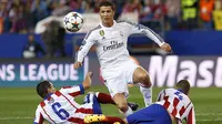 Penyerang Real Madrid, Cristiano Ronaldo, dihadang dua pemain Atletico Madrid, Mario Suarez dan Koke pada laga perempat final Liga Champions di Stadion Vicente Calderon, Spanyol, Selasa (14/4/2015). (EPA/Alberto Martin)