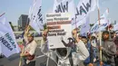 Peserta aksi melakukan long march sambil membawa poster berisi seruan terkait persoalan lingkungan dalam peringatan Hari Keadilan Ekologis (HKE) 2026 di kawasan Senayan, Jakarta, Senin (21/9/2026). (KLY/Budy Santoso)