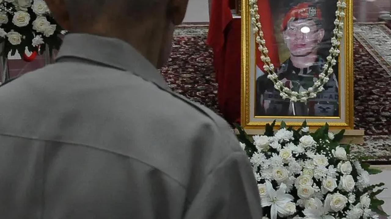 Purnawirawan Kopassus memberikan penghormatan terakhir kepada Letjen TNI (purn) Doni Monardo.<br>