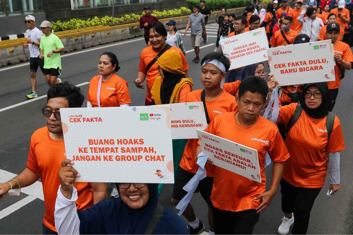 FOTO: Jalan Sehat Berantas Hoaks