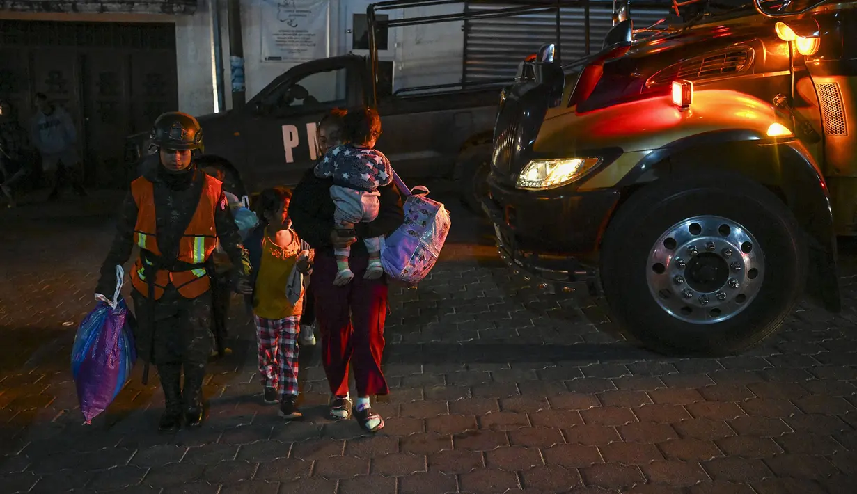 Para pengungsi tiba di tempat penampungan setelah meninggalkan desa mereka menyusul letusan gunung berapi Fuego di Alotenango, Guatemala, Senin, 3 Agustus 2026. (AFP/Johan Ordonez)