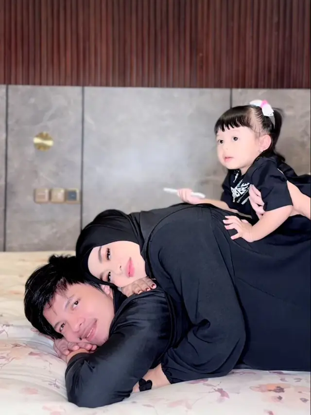 Potret Atta Halilintar, Aurelie Hermansyah, dan Ameena Hanna Nur Atta (Sumber: Instagram/attahalilintar dan Instagram/azuraatta)