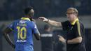 Pelatih Persib Bandung, Robert Alberts, memberi arahan kepada Ezechiel Ndouasel saat melawan Persipura Jayapura pada laga Liga 1 2019 di Stadion Si Jalak Harupat, Bandung, Sabtu (18/5). Persib menang 3-0 atas Persipura. (Bola.com/M. Iqbal Ichsan)
