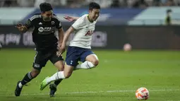 Son Heung-min menjadi salah satu penampil yang paling ditunggu-tunggu pada laga tersebut. Pelatih kepala Tottenham Hotspur, Antonio Konte baru memasukkannya pada awal babak kedua. (AP/Lee Jin-man)