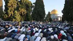 Umat Muslim melaksanakan sholat Idul Fitri di luar masjid Kubah Batu di kompleks masjid Al-Aqsa, Yerusalem Tua (13/5/2021).  Beberapa malam bentrokan antara pengunjuk rasa Palestina dan polisi Israel, terutama di sekitar masjid Al-Aqsa, meningkat awal pekan ini. (AFP/Ahmad Gharabli)