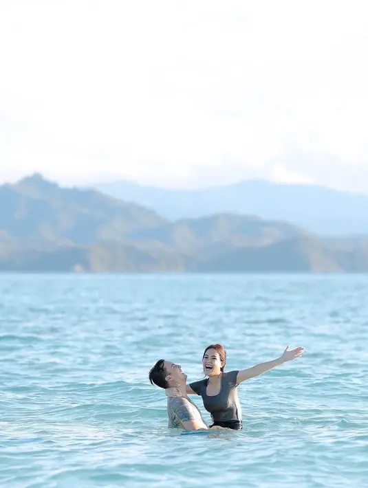 Mereka juga terlihat jauh lrbih bahagia setelah saling memaafkan dan menata kembali rumah tangga yang sempat hancur