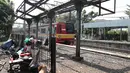 Kereta melintas di Stasiun Mampang, akarta, Senin (9/4). Stasiun yang telah dinonaktifkan pengoperasiannya karena letaknya terlalu dekat dengan Stasiun Manggarai tersebut kini kondisinya terbengkalai serta kumuh. (Liputan6.com/Immanuel Antonius)
