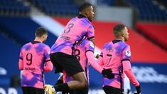 Para pemain Paris Saint-Germain merayakan gol pertama yang dibuat gelandang Julian Draxler (tengah) ke gawang OGC Nice dalam laga lanjutan Liga Prancis 2020/21 pekan ke-25 di Parc des Princes Stadium, Paris, Sabtu (13/2/2021). Paris Saint-Germain menang 2-1 atas Nice. (AFP/Franck Fife)