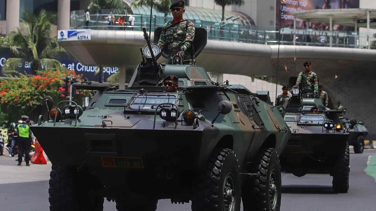 Parade Alusista TNI melintas di Kawasan Bundaran HI, Jakarta pada Selasa (3/10/2023) usai menggelar gladi bersih menyambut HUT TNI ke-78 dengan tema "TNI Patriot NKRI Pengawal Demokrasi Untuk Indonesia Maju".<br>