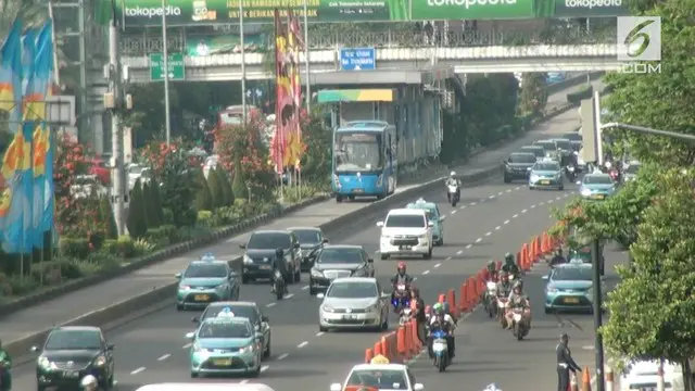 Usai libur panjang Lebaran, jalanan Jakarta yang tadinya terpantau sepi kini sudah mulai dipadati kembali oleh warga dan kendaraan.