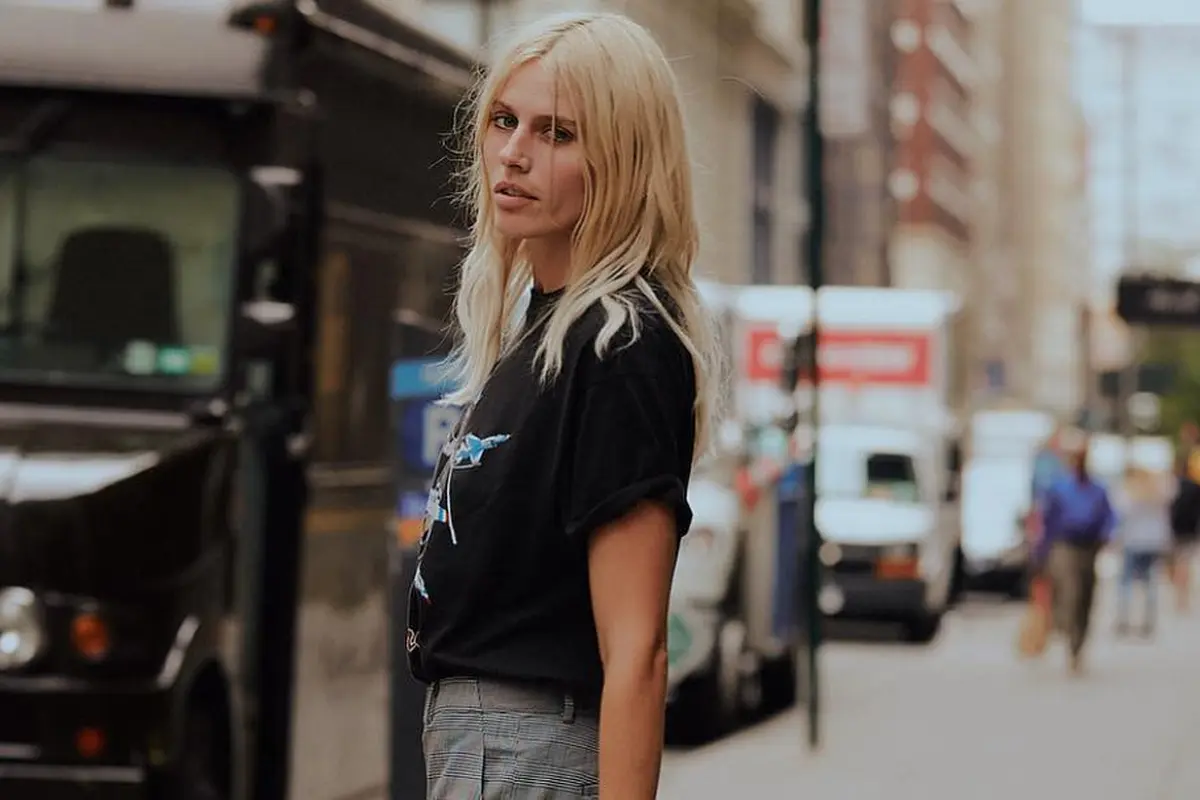 [Fimela] Model dengan dua kaki palsu disambut di New York Fashion Week