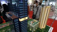 Pengunjung melihat maket hunian yang dipamerkan dalam pameran Indonesia Properti Expo di Jakarta Convention Centre, Jakarta, Minggu (15/5/2022). Tahun ini, Indonesia Property Expo atau IPEX 2022 menargetkan mayoritas konsumen dari kaum milenial dan first-home buyers dan menghadirkan lebih dari 225 proyek properti dari pengembang pilihan. (Liputan6.com/Johan Tallo)