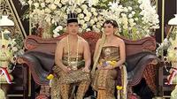 Kaesang Pangarep dan Erina Gudono duduk di pelaminan dalam acara Ngunduh Mantu di Loji Gandrung, Solo. (dok. Screenshoot Youtube Presiden Joko Widodo)